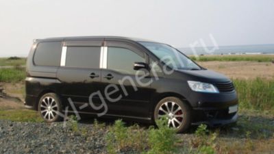 Автостекло Nissan Serena C25